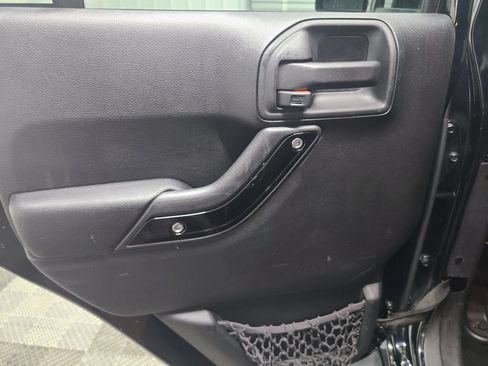 Used 2012 Jeep Wrangler Unlimited Sahara AWD/4WD image 31