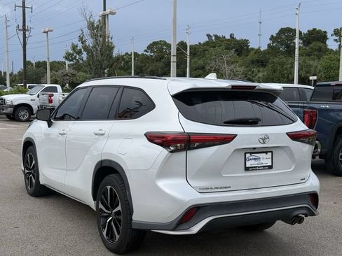 Used 2022 Toyota Highlander XSE FWD image 2