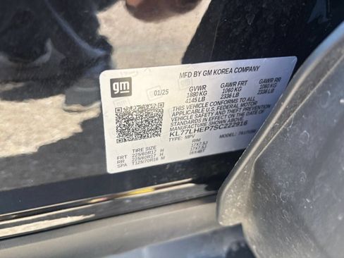 Used 2025 Chevrolet Trax LT FWD image 28