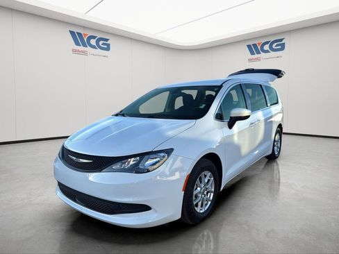 Used 2022 Chrysler Voyager LX FWD image 11