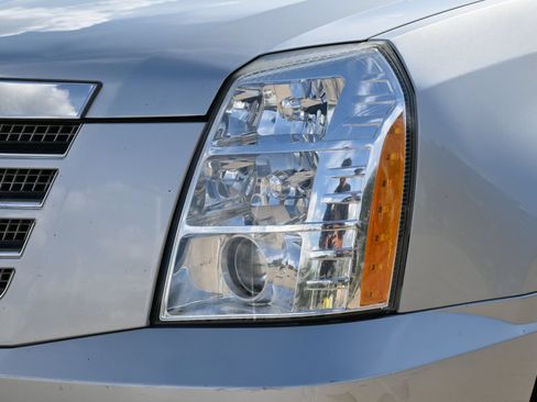 Used 2012 Cadillac Escalade Luxury RWD image 28