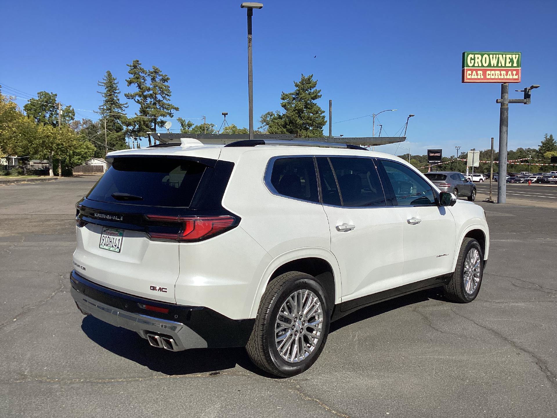 Used 2025 GMC Acadia Denali AWD/4WD image 3