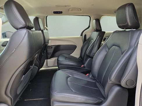 Used 2024 Chrysler Pacifica Limited FWD image 11