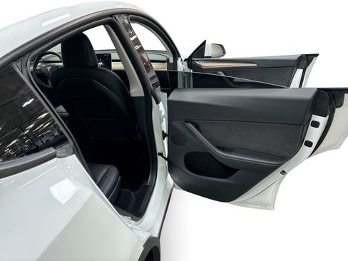 Certified 2022 Tesla Model Y Long Range AWD/4WD image 12