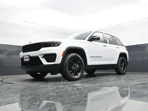 Used 2025 Jeep Grand Cherokee Altitude AWD/4WD image 44