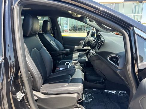 Used 2025 Chrysler Pacifica Select FWD image 31