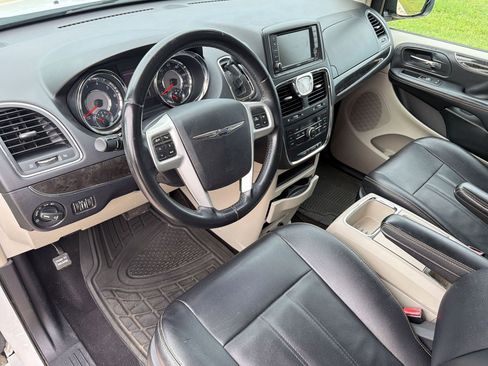Used 2016 Chrysler Town & Country Touring FWD image 4