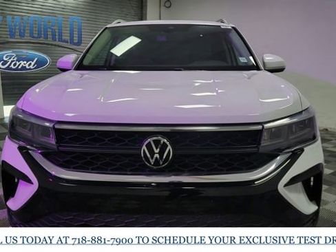 Used 2024 Volkswagen Taos SE w/ Panoramic Sunroof Package image 3