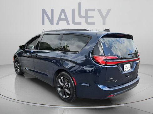 Used 2025 Chrysler Pacifica Limited FWD image 3