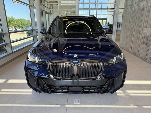 New 2026 BMW X5 xDrive40i w/ M Sport Package AWD/4WD image 2