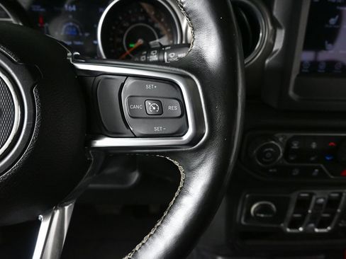 Used 2018 Jeep Wrangler Unlimited Sahara AWD/4WD image 11
