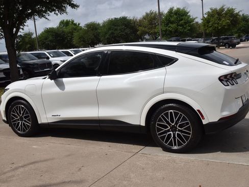 Certified 2025 Ford Mustang Mach-E Premium image 11