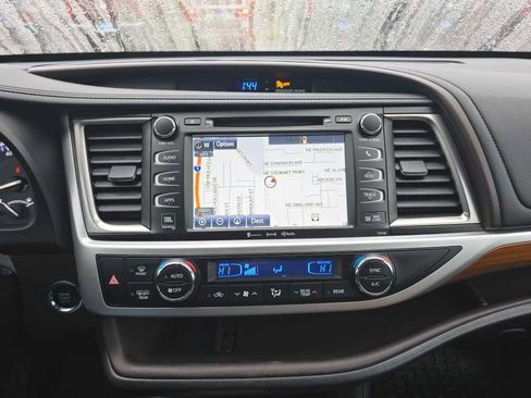 Used 2018 Toyota Highlander Limited image 12