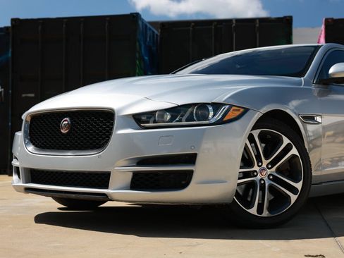Used 2017 Jaguar XE Premium RWD image 34