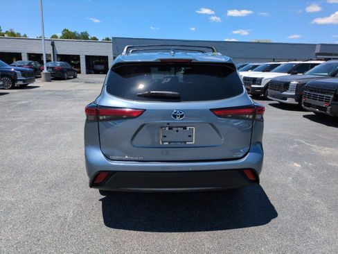 Used 2023 Toyota Highlander XLE AWD/4WD image 8