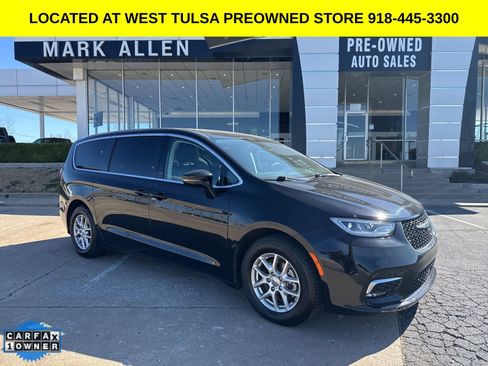 Used 2024 Chrysler Pacifica Touring-L FWD image 1