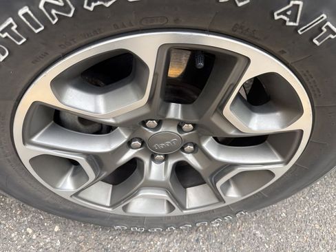 Used 2020 Jeep Cherokee Trailhawk image 12