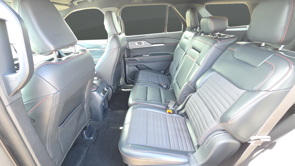 Used 2025 Ford Explorer ST-Line w/ ST-Line Street Pack AWD/4WD image 21