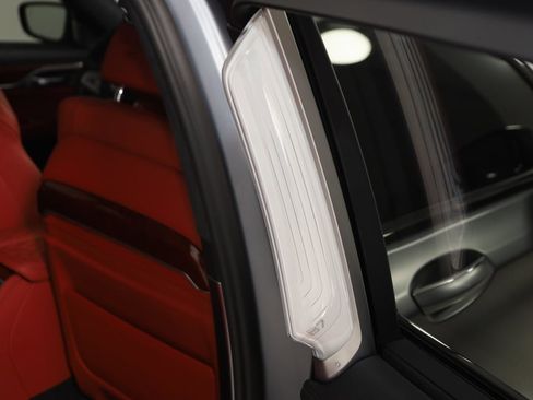 Used 2022 BMW ALPINA B7 xDrive w/ Luxury Rear Seating Package image 21