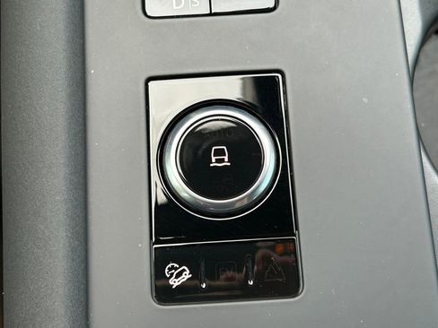 Used 2024 Land Rover Discovery Dynamic SE AWD/4WD image 37