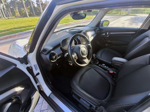 Used 2023 MINI Cooper 4-Door Hardtop FWD image 6