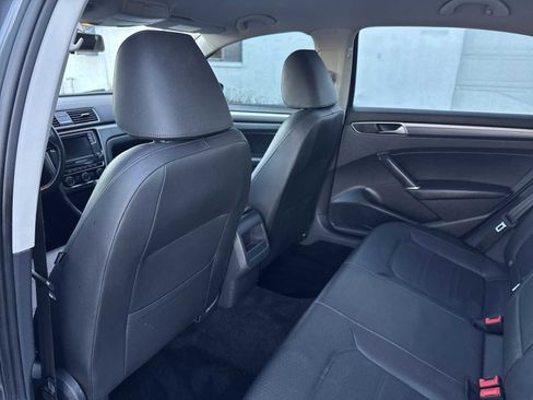 Used 2018 Volkswagen Passat 2.0T R-Line image 17