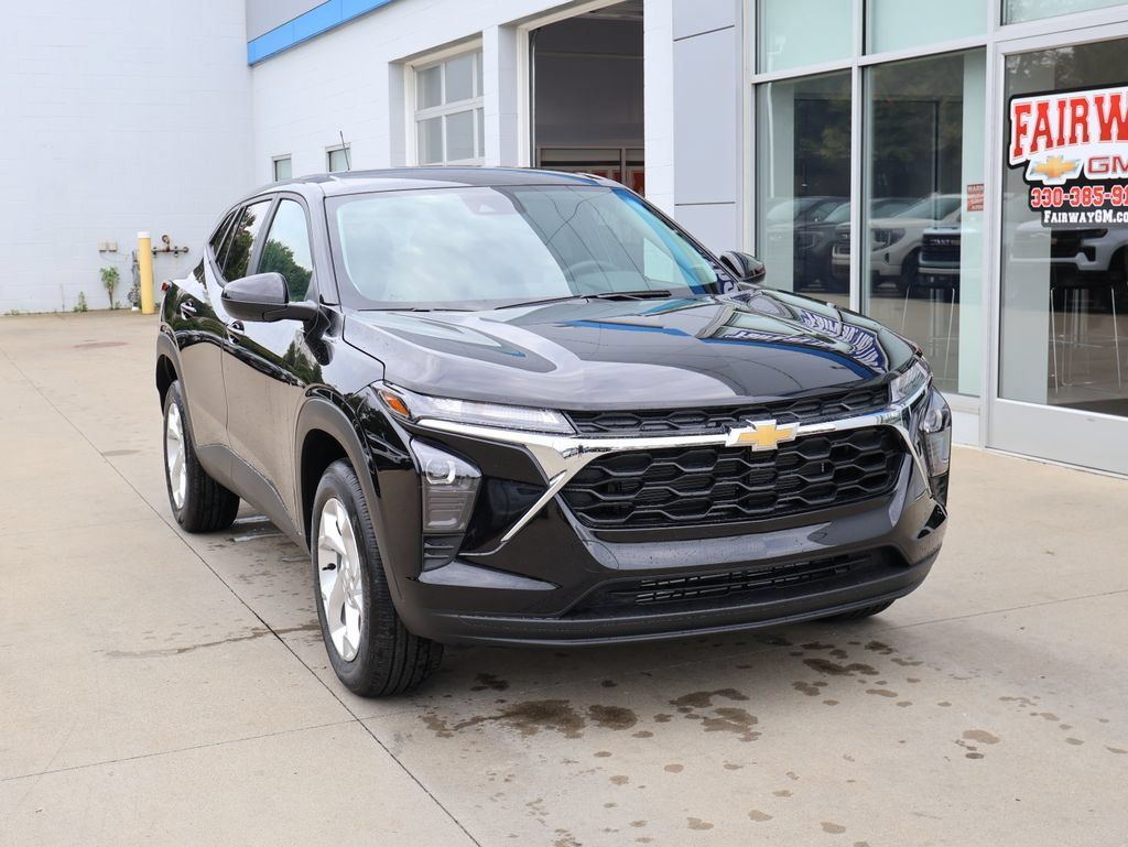 New 2026 Chevrolet Trax LS w/ LS Convenience Package FWD image 2