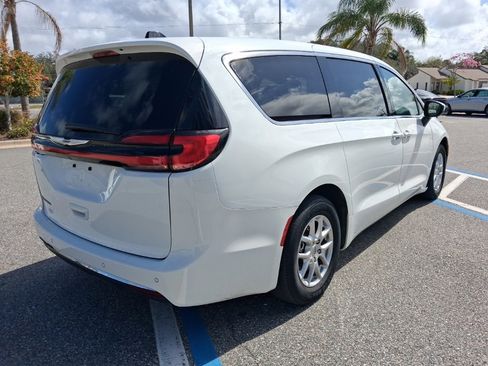 Used 2023 Chrysler Pacifica Touring-L image 5