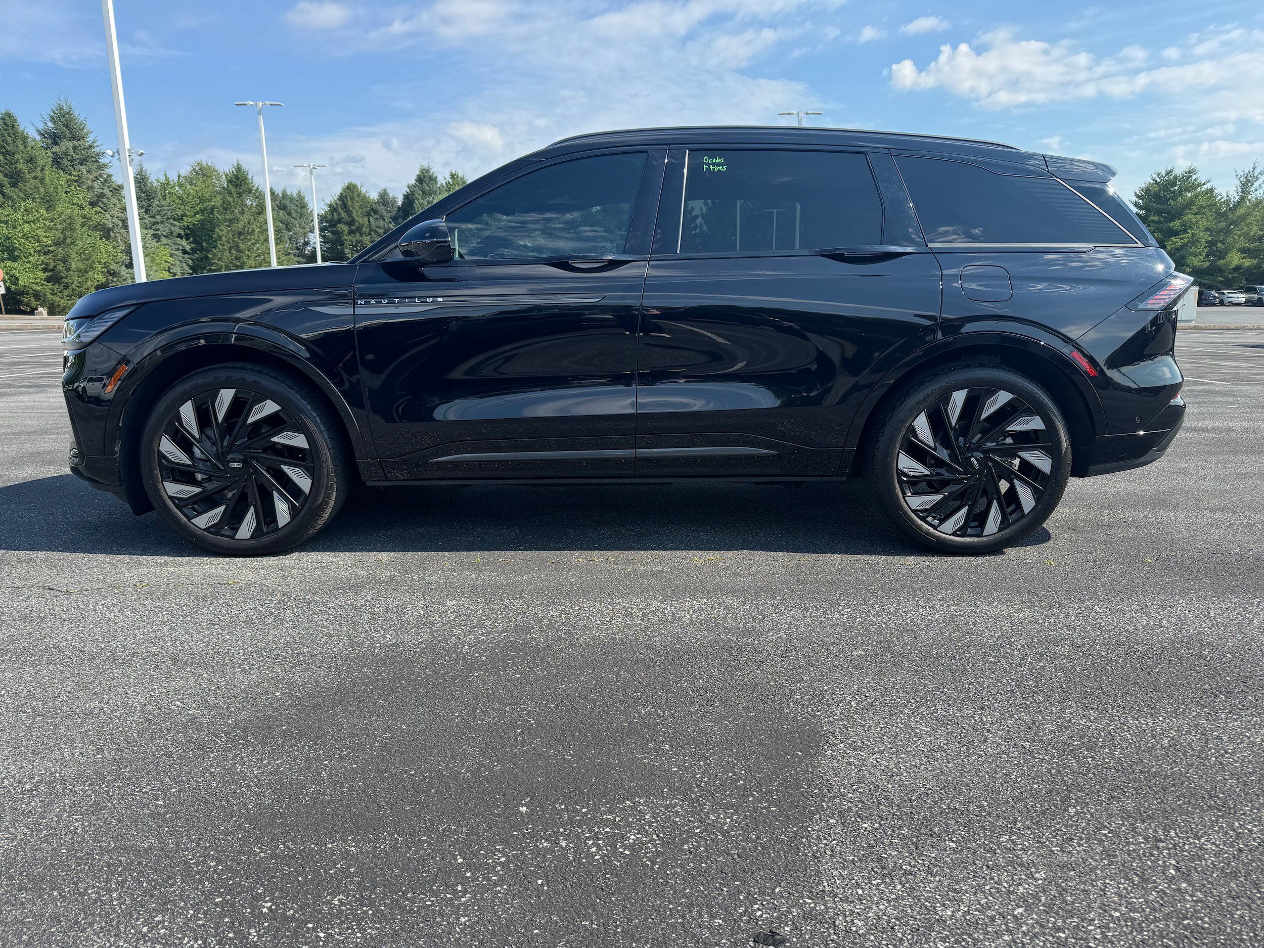 Used 2024 Lincoln Nautilus Reserve w/ Jet Appearance Package (87T) AWD/4WD image 2