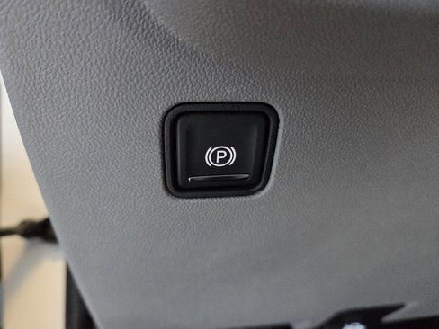 Used 2023 GMC Terrain SLT image 31