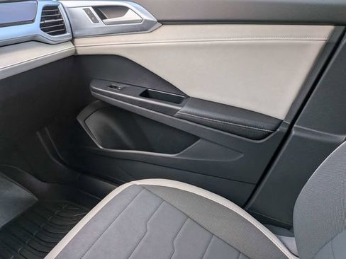 Certified 2026 Volkswagen Taos SE FWD image 18