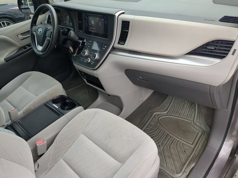 Used 2017 Toyota Sienna LE FWD image 11