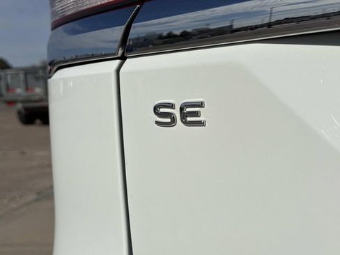 Used 2025 Volkswagen Atlas SE image 4