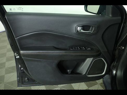 Used 2018 Jeep Compass Latitude w/ Popular Equipment Group AWD/4WD image 18