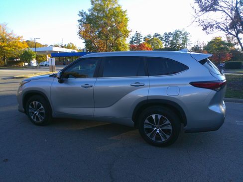Used 2023 Toyota Highlander XLE image 8