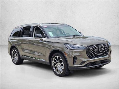 Used 2025 Lincoln Aviator Reserve AWD/4WD image 3