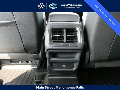 Certified 2025 Volkswagen Taos SE image 37