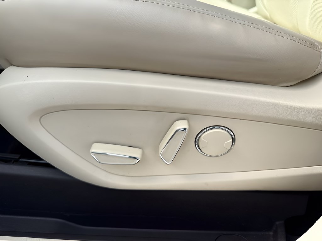 Used 2015 Lincoln MKC FWD w/ Equipment Group 101A Select image 10