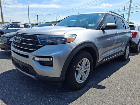 Used 2020 Ford Explorer XLT w/ Equipment Group 202A AWD/4WD image 3