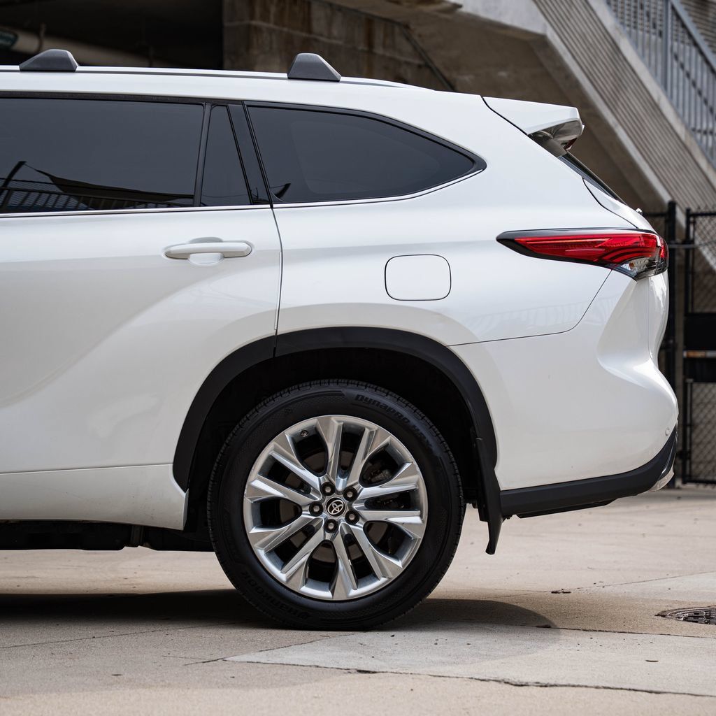 Used 2022 Toyota Highlander Limited AWD/4WD image 4