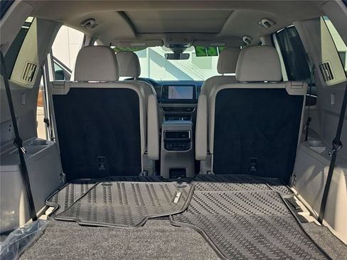 Used 2024 Volkswagen Atlas SE w/ Panoramic Sunroof Package FWD image 8