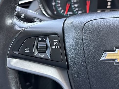 Used 2019 Chevrolet Trax LT w/ LT Convenience Package FWD image 14