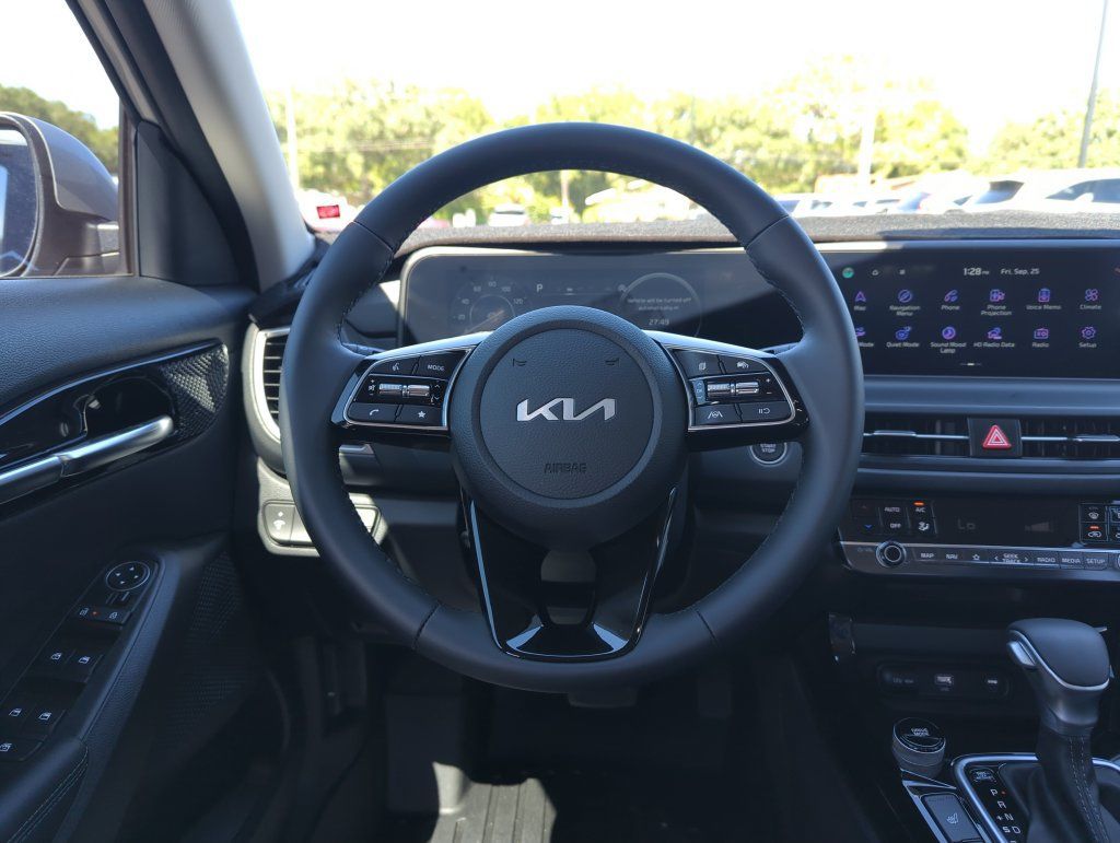 Used 2026 Kia Seltos EX FWD image 17