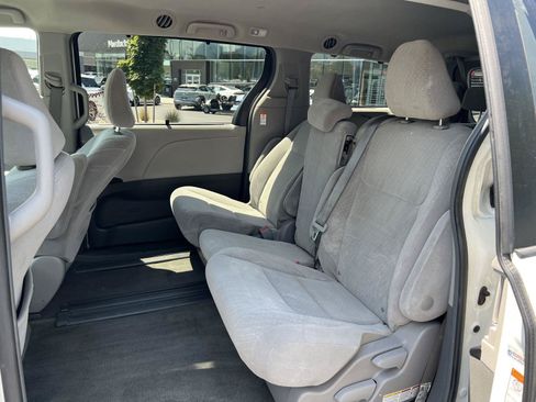 Used 2018 Toyota Sienna LE w/ Carpet Mat Package FWD image 25