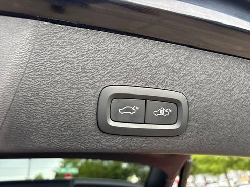 Used 2024 Volvo XC40 B5 Plus AWD/4WD image 9