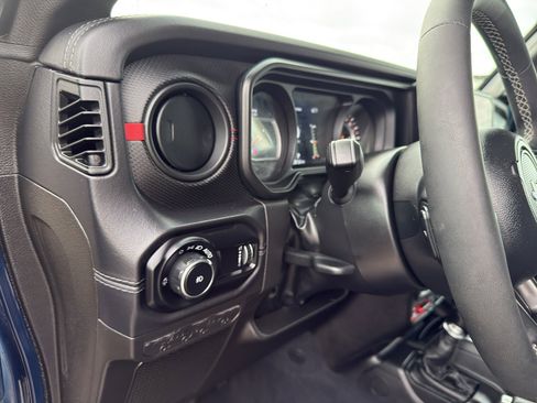 Used 2025 Jeep Wrangler Unlimited Rubicon w/ Convenience Group AWD/4WD image 13