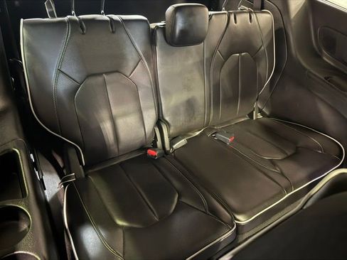 Used 2023 Chrysler Pacifica Limited w/ Uconnect Theater Family Group FWD image 16