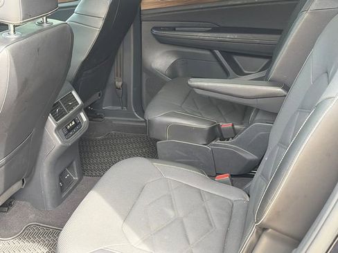 Used 2024 Volkswagen Atlas SE w/ Panoramic Sunroof Package FWD image 12