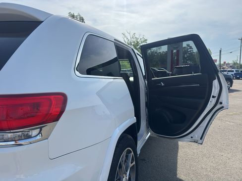 Used 2020 Jeep Grand Cherokee Overland AWD/4WD image 21