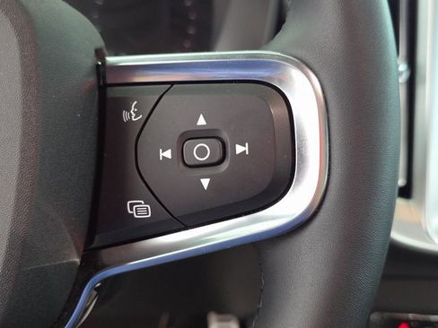 Used 2022 Volvo XC40 T5 R-Design w/ Advanced Package image 18